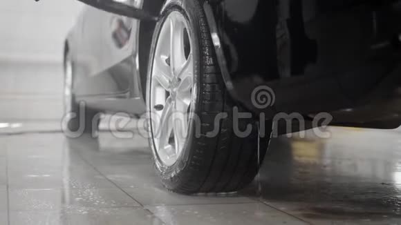 无脸人洗车时用水轮视频的预览图