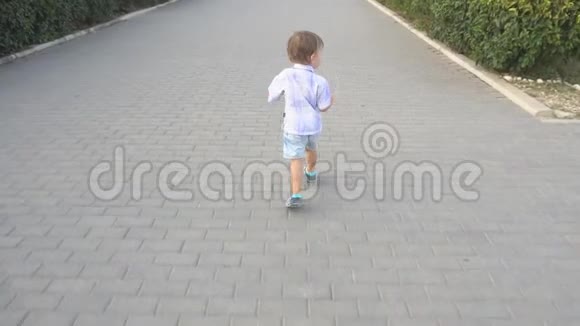 小男孩在路上奔跑视频的预览图