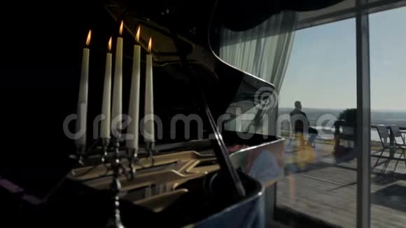 大厅餐厅的钢琴视频的预览图