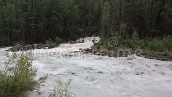 泰克柳河上的瀑布流入阿克肯河阿尔泰山视频的预览图