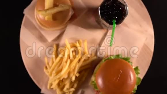 双份汉堡和法式薯条和苏打水视频的预览图
