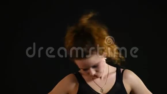 女孩在黑色背景下做颈部锻炼视频的预览图