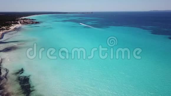 萨拉皮塔西班牙马洛卡令人惊叹的无人机空中景观迷人的埃斯拉皮塔和埃斯特伦克海滩和绿松石海视频的预览图