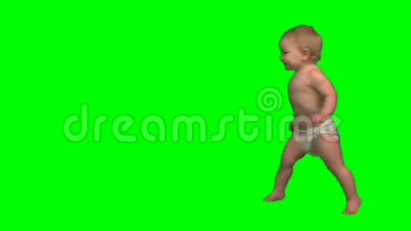 婴儿穿越绿色背景视频的预览图