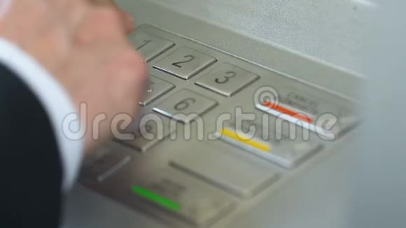 人在ATM机上插入密码犯错误并按下修正按钮视频的预览图