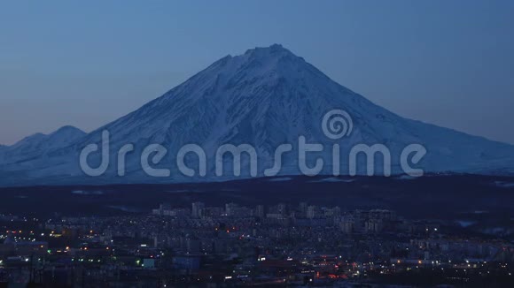 冬季夜景火山背景锥上的城市发展视频的预览图