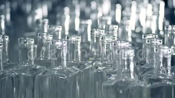 一堆空玻璃瓶正向前移动侧着身子视频的预览图
