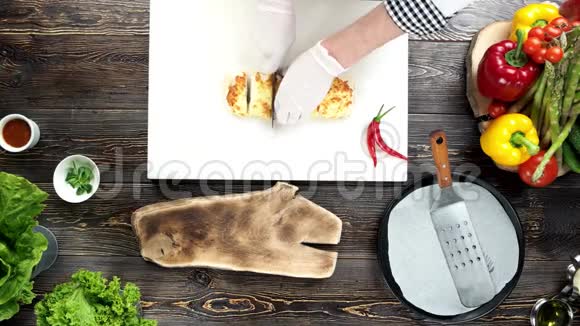 厨师手切玉米饼视频的预览图