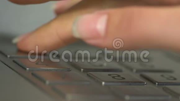 女士在自动取款机上插入独特的个人代码并按回车键视频的预览图