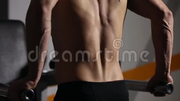 强壮有力的男性锻炼胸肌和肱三头肌与下垂特写舒缓身体视频的预览图