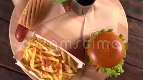 炸薯片热狗牛肉汉堡和苏打水视频的预览图