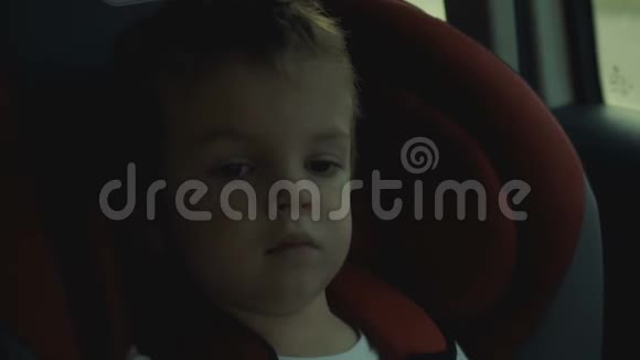 小男孩睡在车椅上视频的预览图