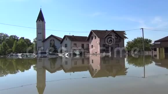 开着船穿过洪水泛滥的街道泛滥的田地村庄农场和房屋洪水和土地造成的破坏视频的预览图