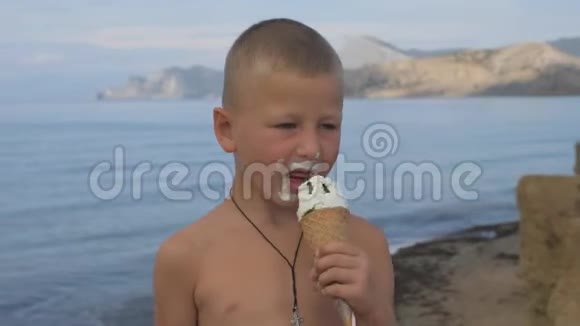 海滩上的孩子吃华夫饼冰淇淋视频的预览图