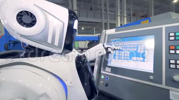 工厂机器人在电子触摸屏上按下按钮视频的预览图