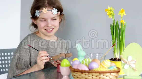 复活节装饰女孩画了复活节兔子的身影孩子看着框架笑儿童创造力视频的预览图