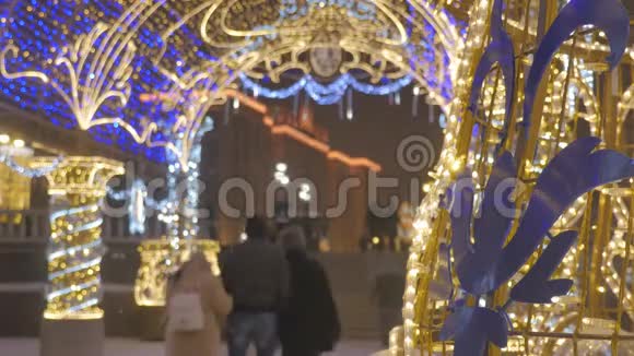 圣诞节装饰特写在下雪的时候在背景下人们正在走出焦点节日气氛视频的预览图