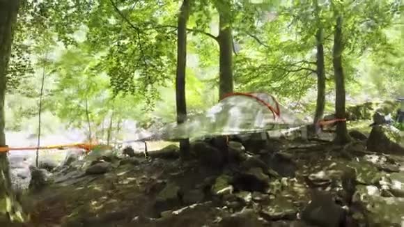 在阳光明媚的夏日旅行中Pov走进悬挂在树林中的帐篷露营4k视角视频视频的预览图