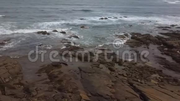 飞越海浪和岩石海岸的空中飞行视频的预览图