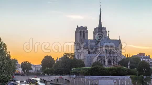 日落后巴黎圣母院大教堂的后景从白天到夜晚视频的预览图