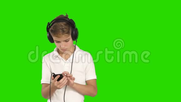黑色大耳机听音乐的小男孩视频的预览图