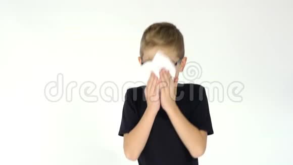 生病的小男孩在白色背景下打喷嚏视频的预览图