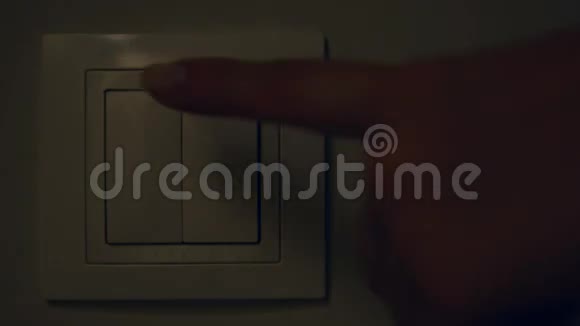 女人用手指打开电灯开关视频的预览图