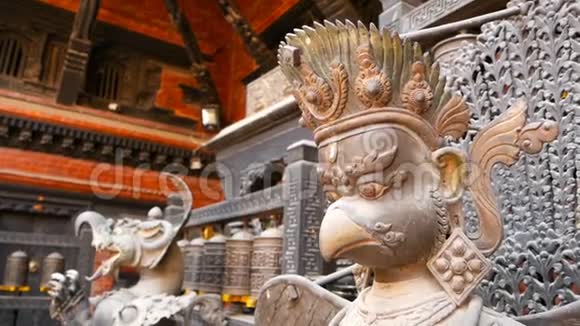 古老的青铜和黄铜神话雕塑和文物鲁德拉瓦尔纳马哈维哈尔独特的金佛寺在视频的预览图