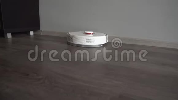 公寓里的现代自主机器人吸尘器视频的预览图