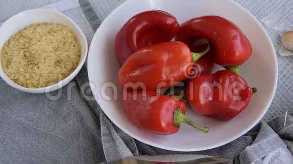 用米饭和蔬菜做红辣椒馅视频的预览图