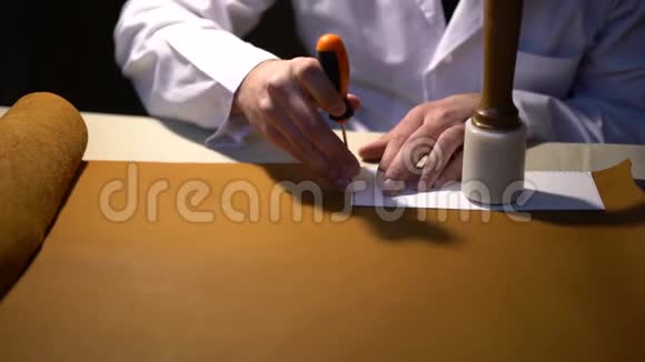 皮革工匠在车间工作室的餐桌上制作产品视频的预览图