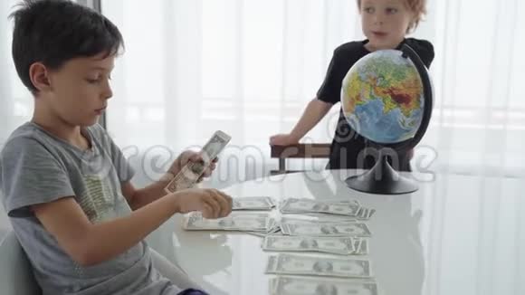 两个白种人的男孩轮流数钱旅行视频的预览图