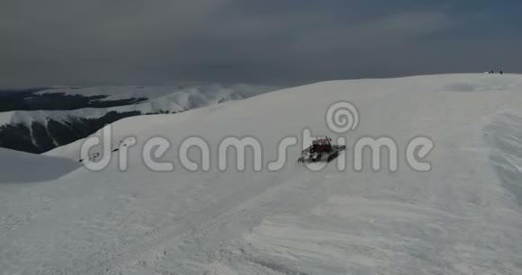 雪山上的人们空中拍摄视频的预览图