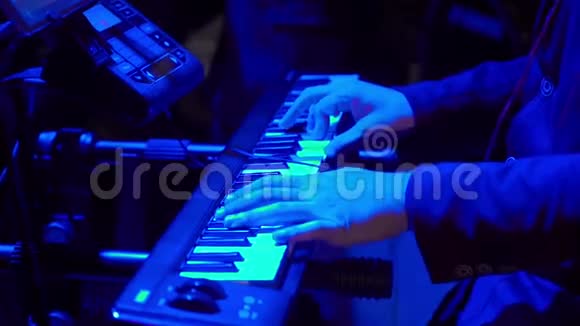 音乐家在黑暗的舞台上演奏键盘视频的预览图
