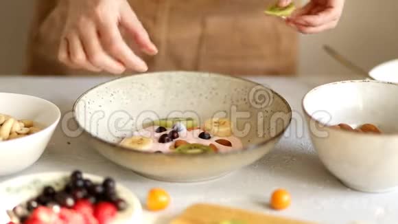 一个女人早上在厨房准备美味的早餐视频的预览图