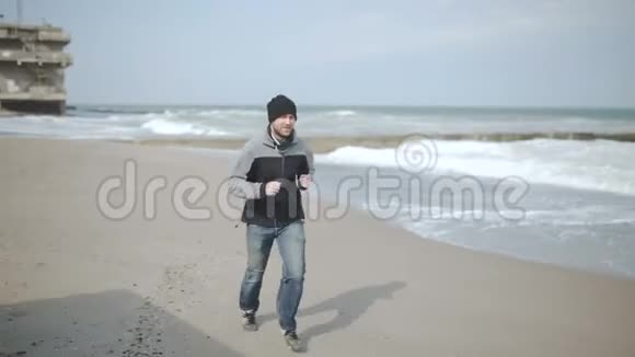 一个人在海边在一个废弃的海滩上视频的预览图