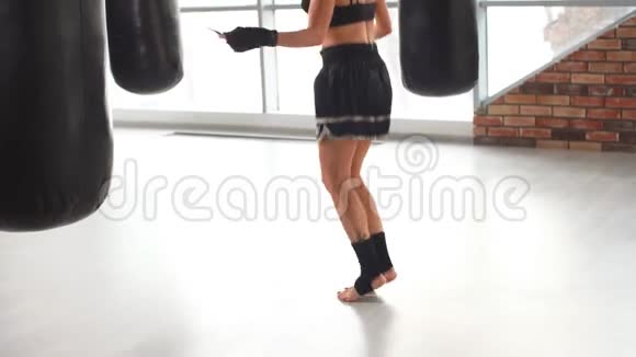 拳击馆里的拳击手跳绳视频的预览图
