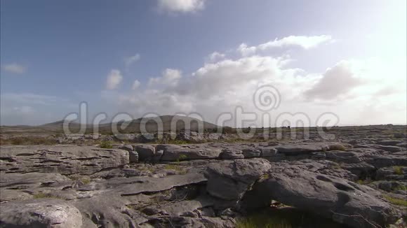 一天阴天的爱尔兰风景视频的预览图