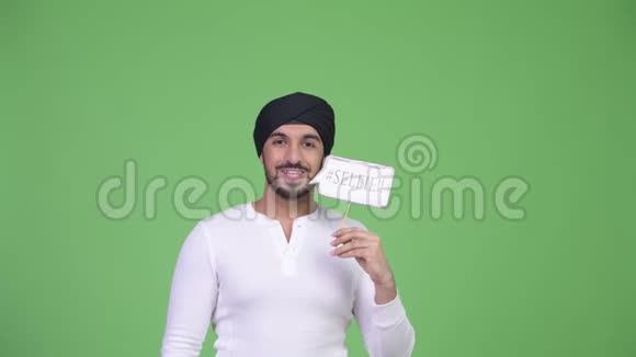 年轻的留着长胡子的印度男人带着自拍纸视频的预览图