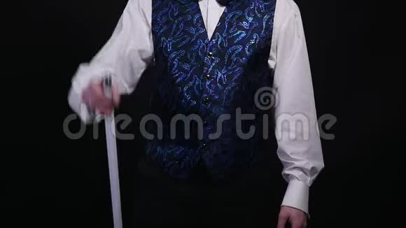 魔术师用棍子表演魔术视频的预览图