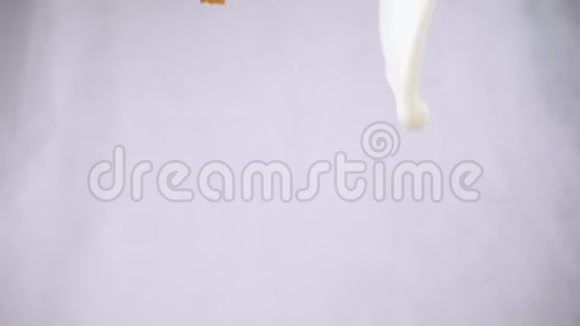 玉米片草莓覆盆子和猕猴桃落下来与一股缓慢运动的牛奶相交视频的预览图
