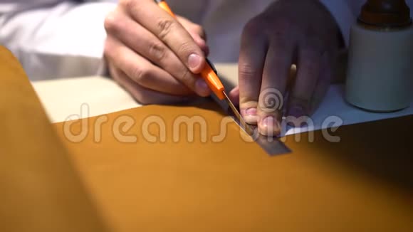 皮革工匠在车间工作室的餐桌上制作产品视频的预览图