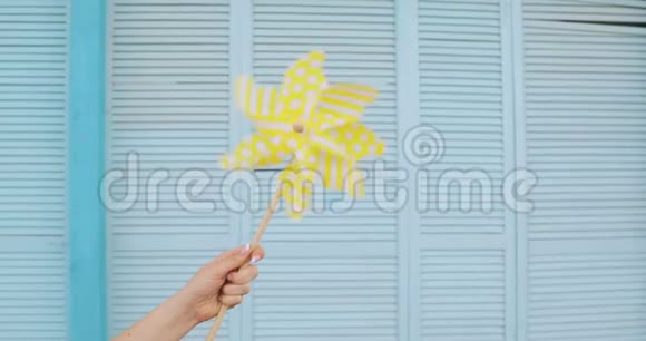 黄色风车玩具对抗蓝色甲板夏季概念视频的预览图