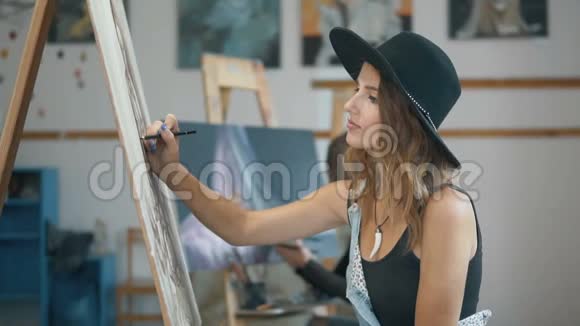 微笑的女艺术家画画视频的预览图