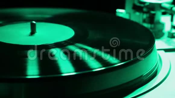 女用手在彩色灯光下把转盘针放在唱片上视频的预览图