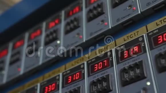 控制面板用红色指示器显示设备的参数视频的预览图