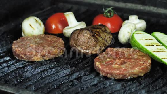 汉堡或汉堡包和烤蔬菜是用煤煮的视频的预览图