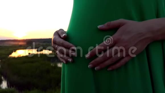 慢动作未来的手触摸孕妇的胃视频的预览图