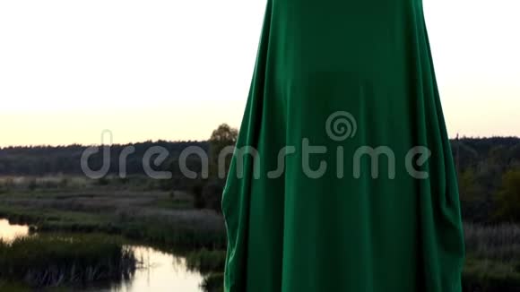 穿绿色衣服的女孩在日落时竖起大拇指视频的预览图