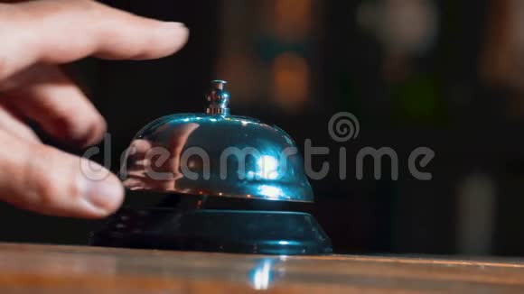 酒店戒指在木制桌子背景上贝尔用手称为复古服务波克的酒家铃酒老式视频的预览图